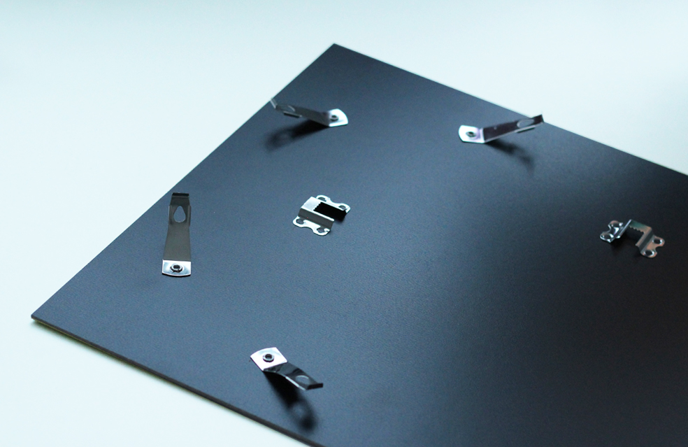 Dos MDF noir, avec clips tournants pour cadres en aluminium/plastique - détail