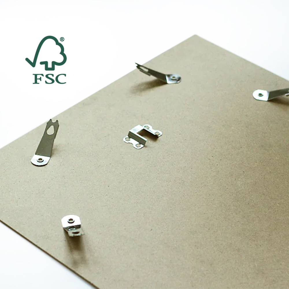 Dos d'un cadre photo en carton certifié FSC avec attaches métalliques