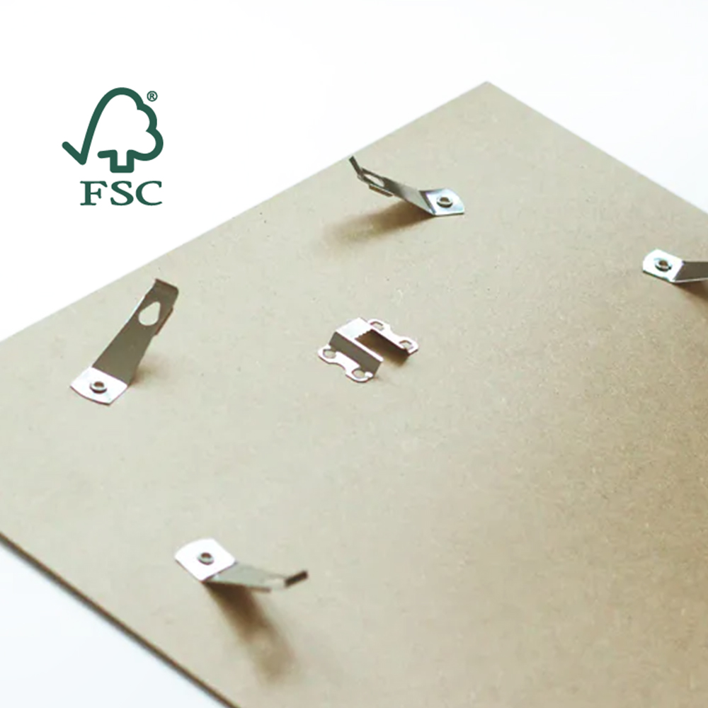 Dos d'un cadre photo en bois certifié FSC avec attaches métalliques